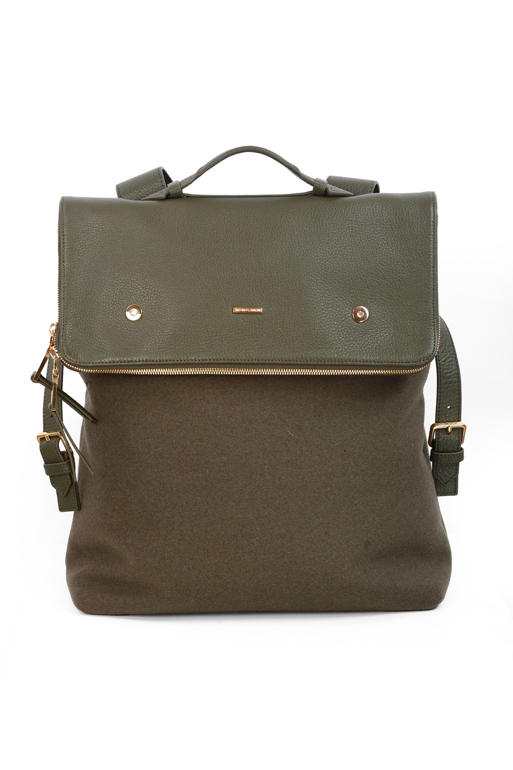 shop EMPORIO ARMANI  Zaino: vEmporio Armani zaino in pelle granata con inserto in feltro.
Zaino con patta e chiusura zip, manico superiore e spallacci regolabili. 
Composizione 100% Pelle di bovino.
Dimensioni: 34 x 40 x 16,5 cm.
Pelle.
Feltro.
Chiusura con zip.
Manico singolo.
Spallacci regolabili.
Placchetta logo.
Fabbricato in Cina.. Y4O431 Y727A-80093 number 818909